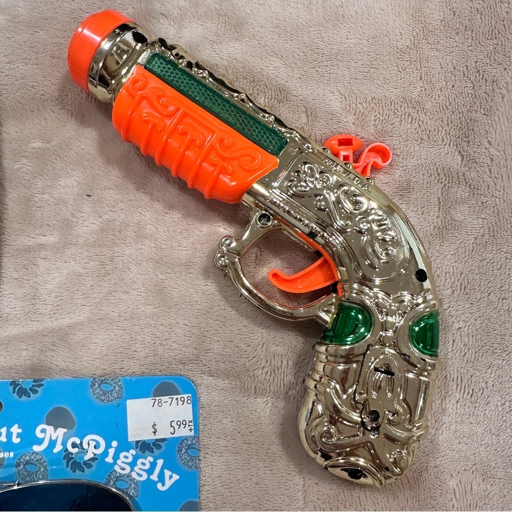 Halloween Accessory Set with Toy Gun, Badge, and Glasses - Picture 4 of 14